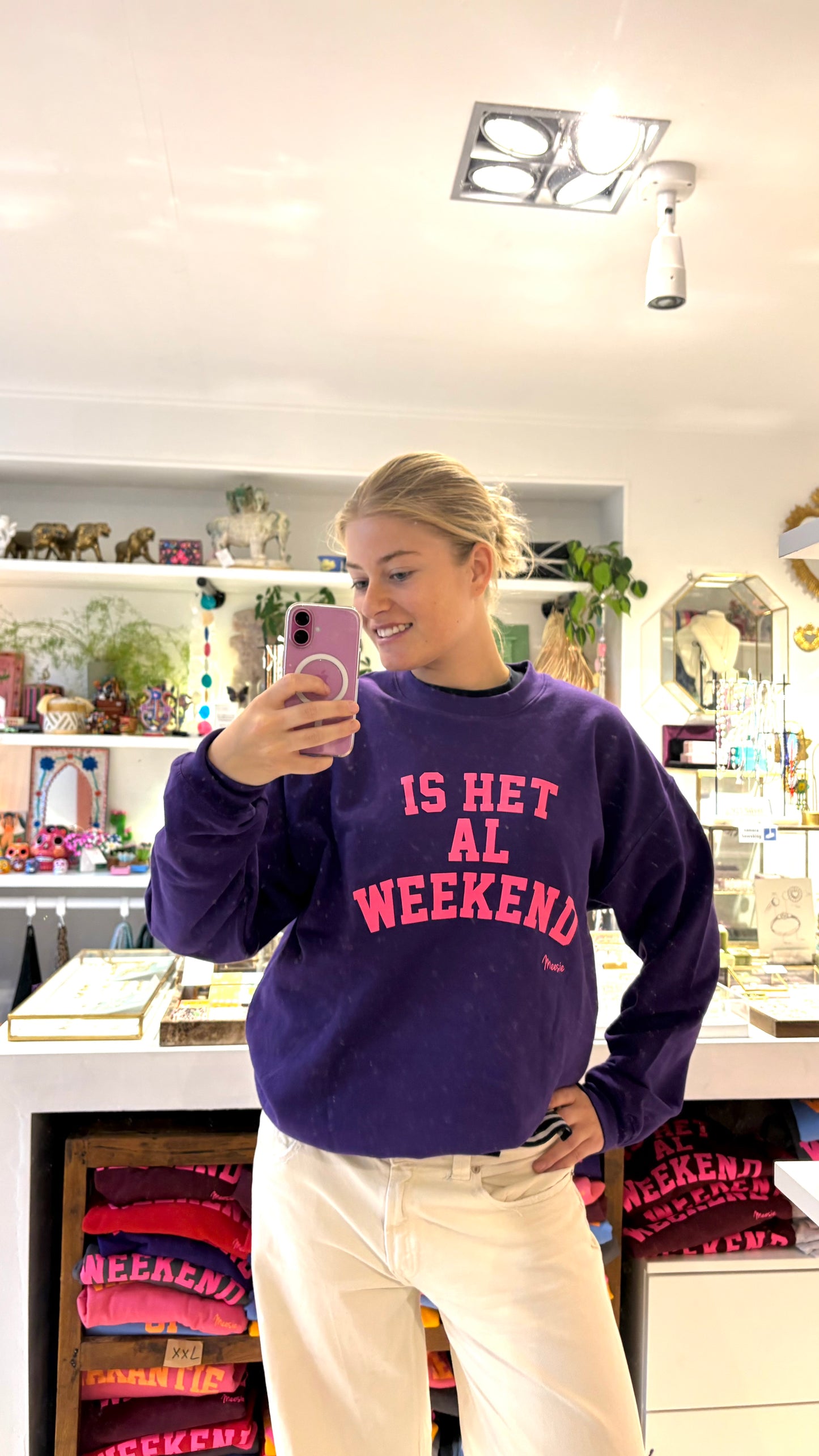 Trui: “Is het al weekend” Paars met neon Roze