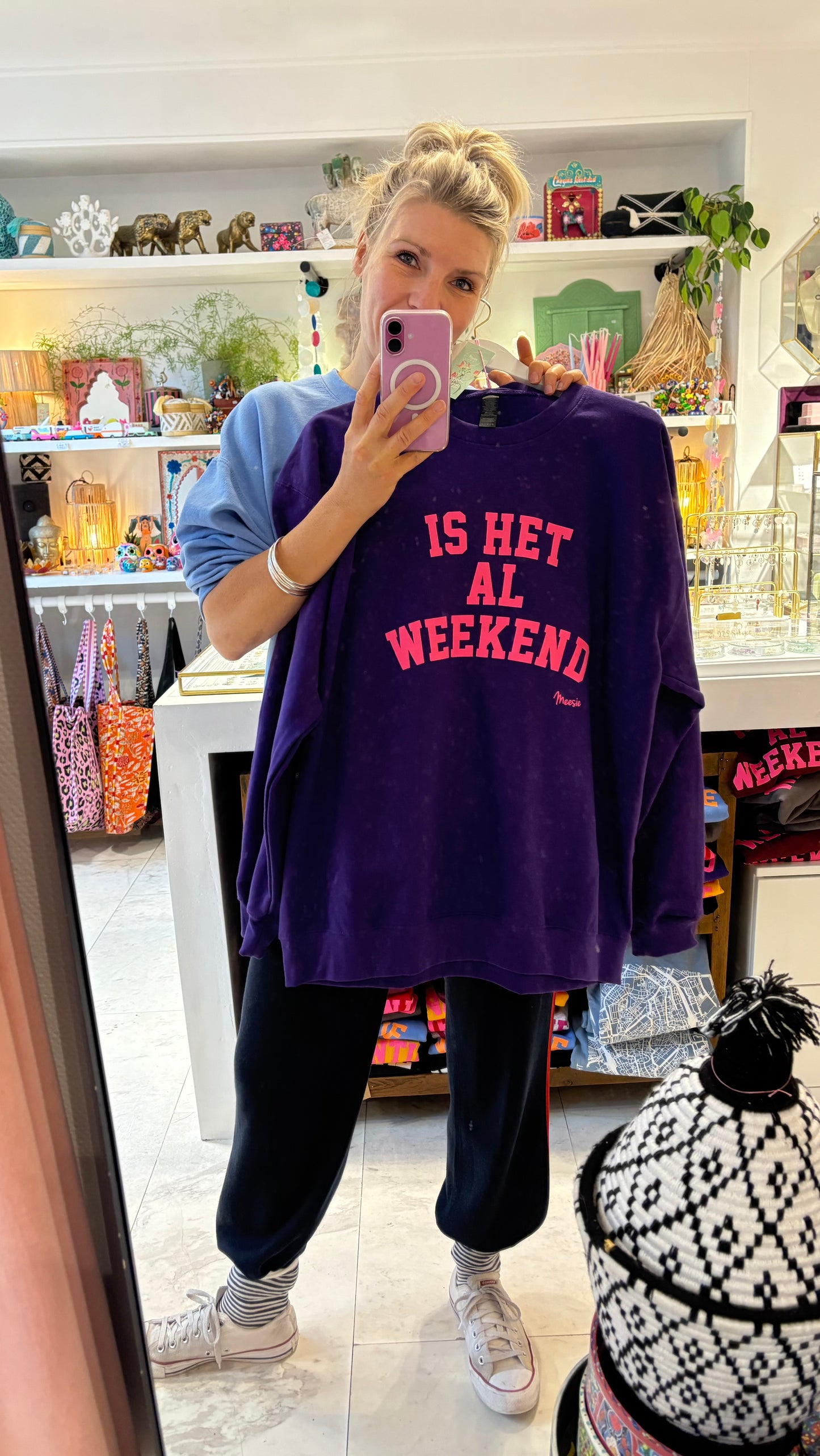 NIEUW Trui: “Is het al weekend” Paars met neon Roze