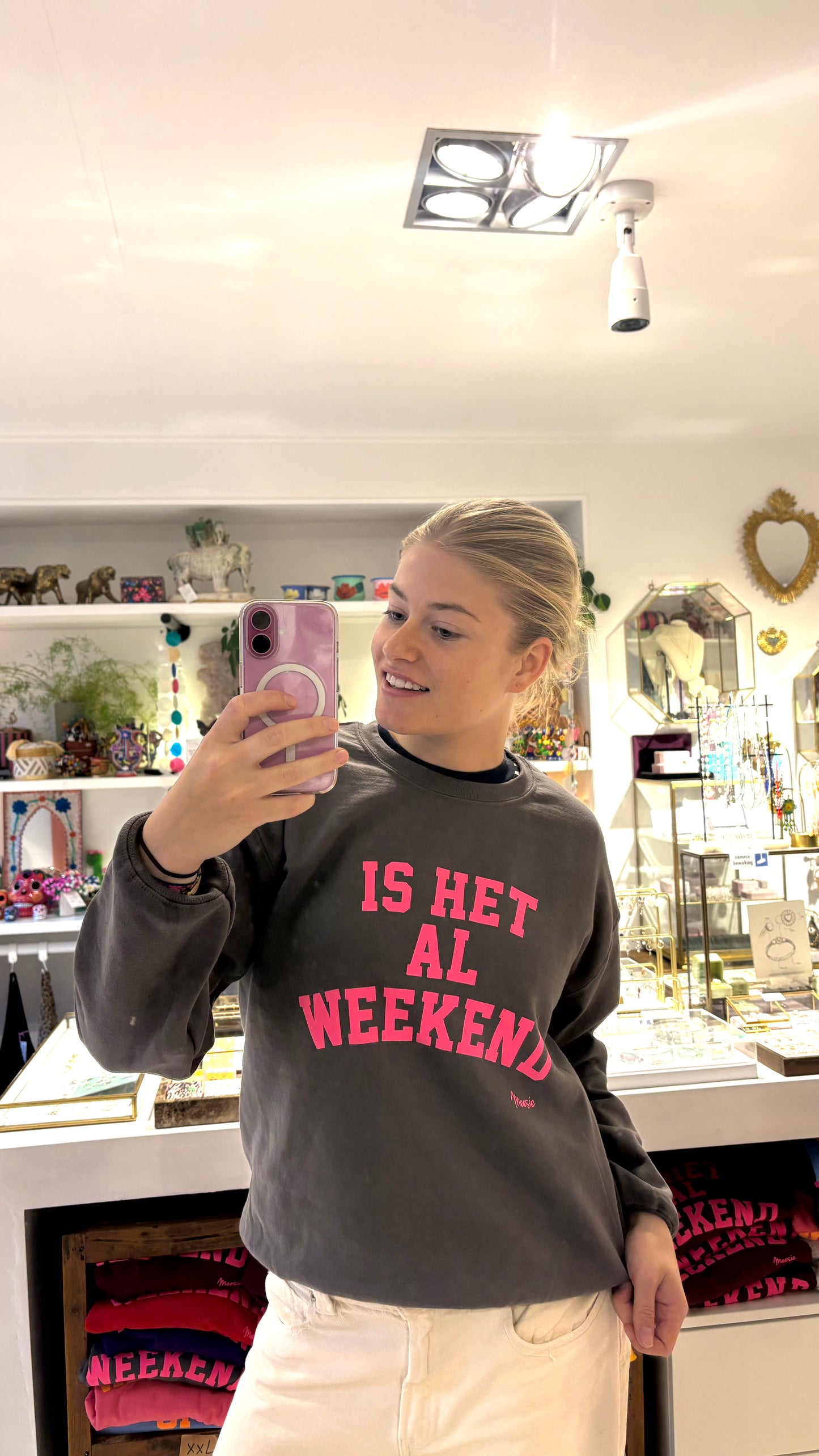 NIEUW Trui: “Is het al weekend” Grijs met neon Roze