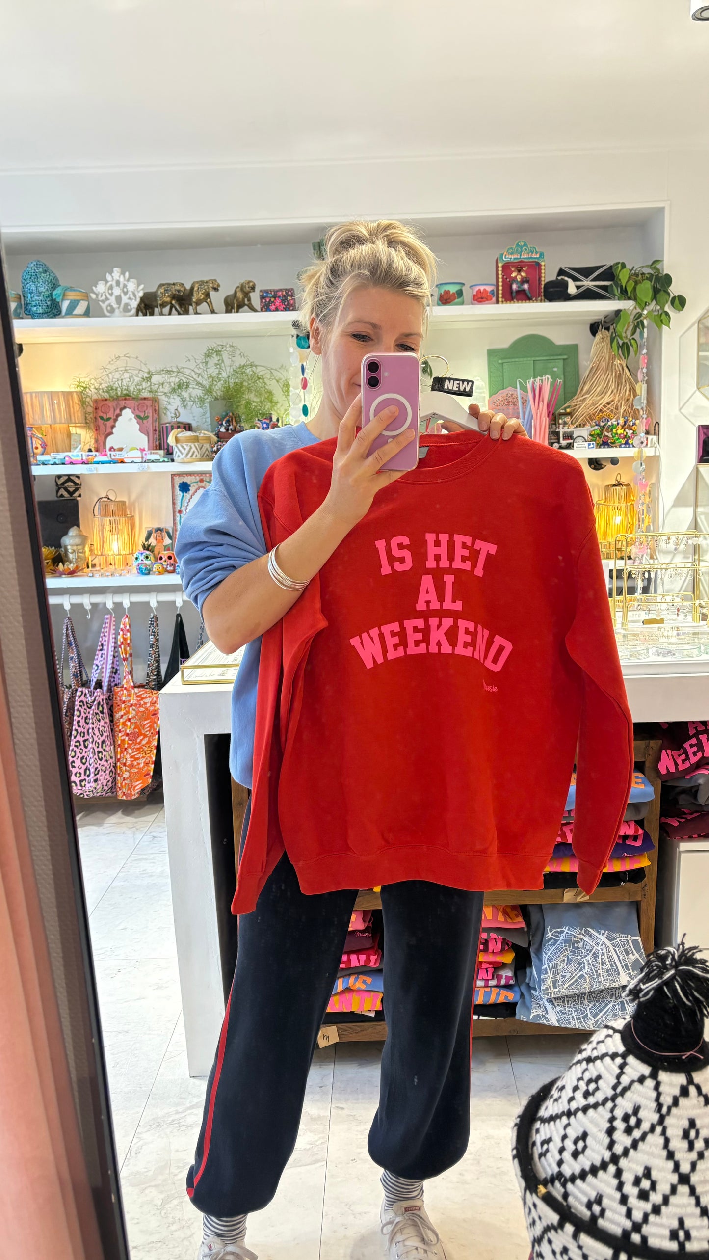 NIEUW Trui: “Is het al weekend” Rood met neon Roze