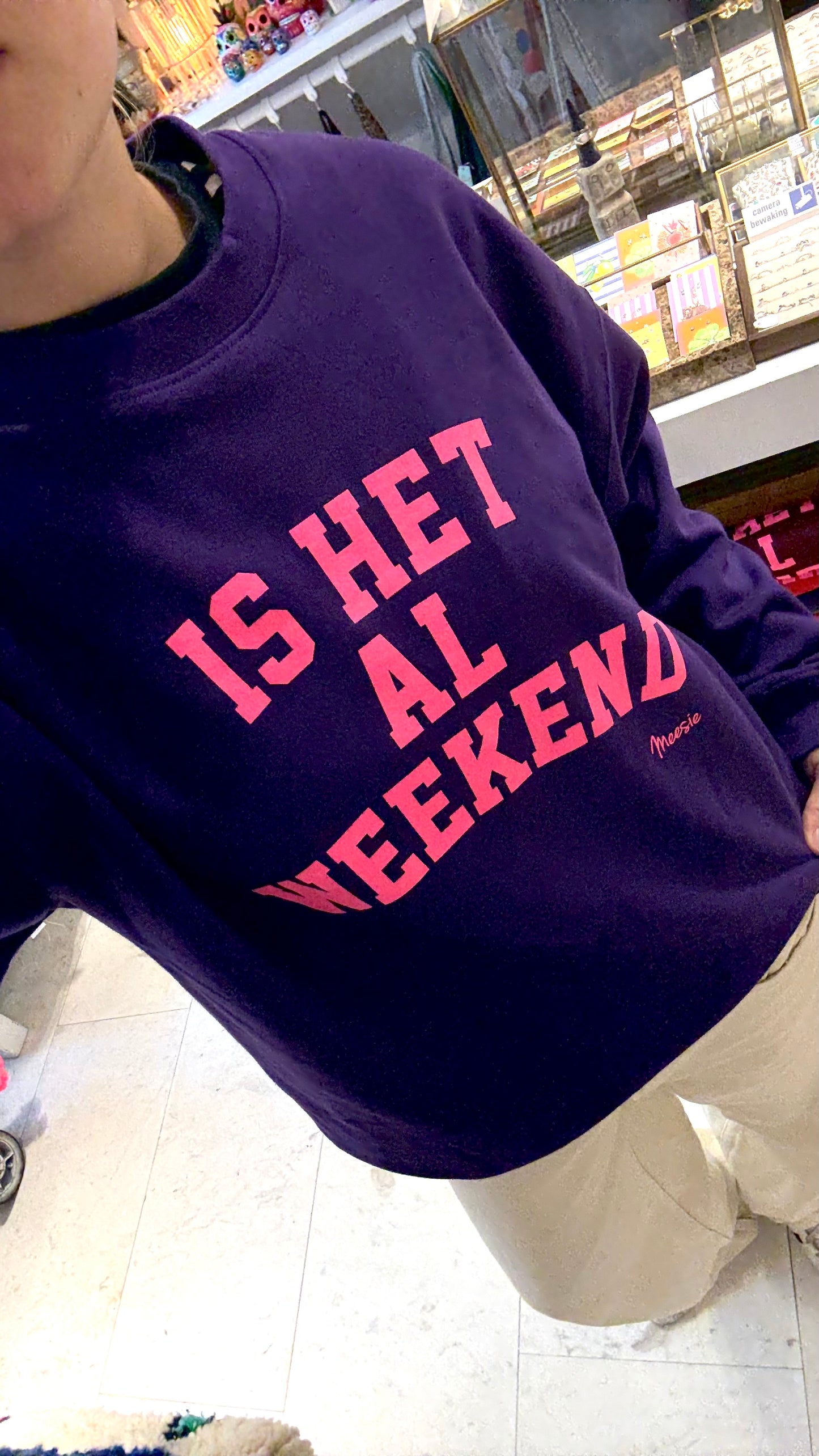 NIEUW Trui: “Is het al weekend” Paars met neon Roze
