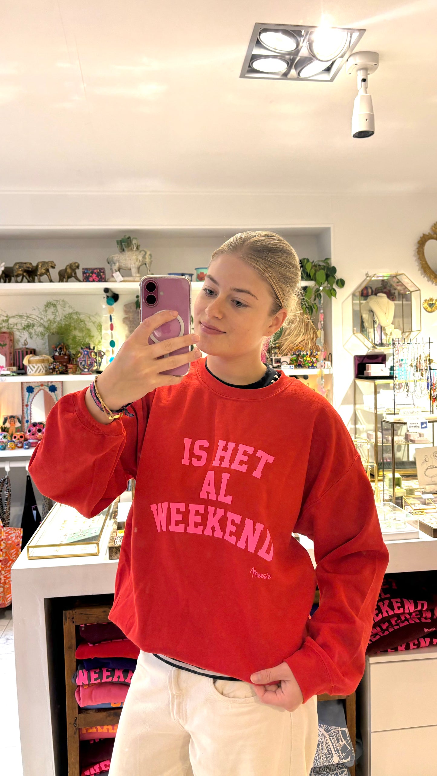 NIEUW Trui: “Is het al weekend” Rood met neon Roze