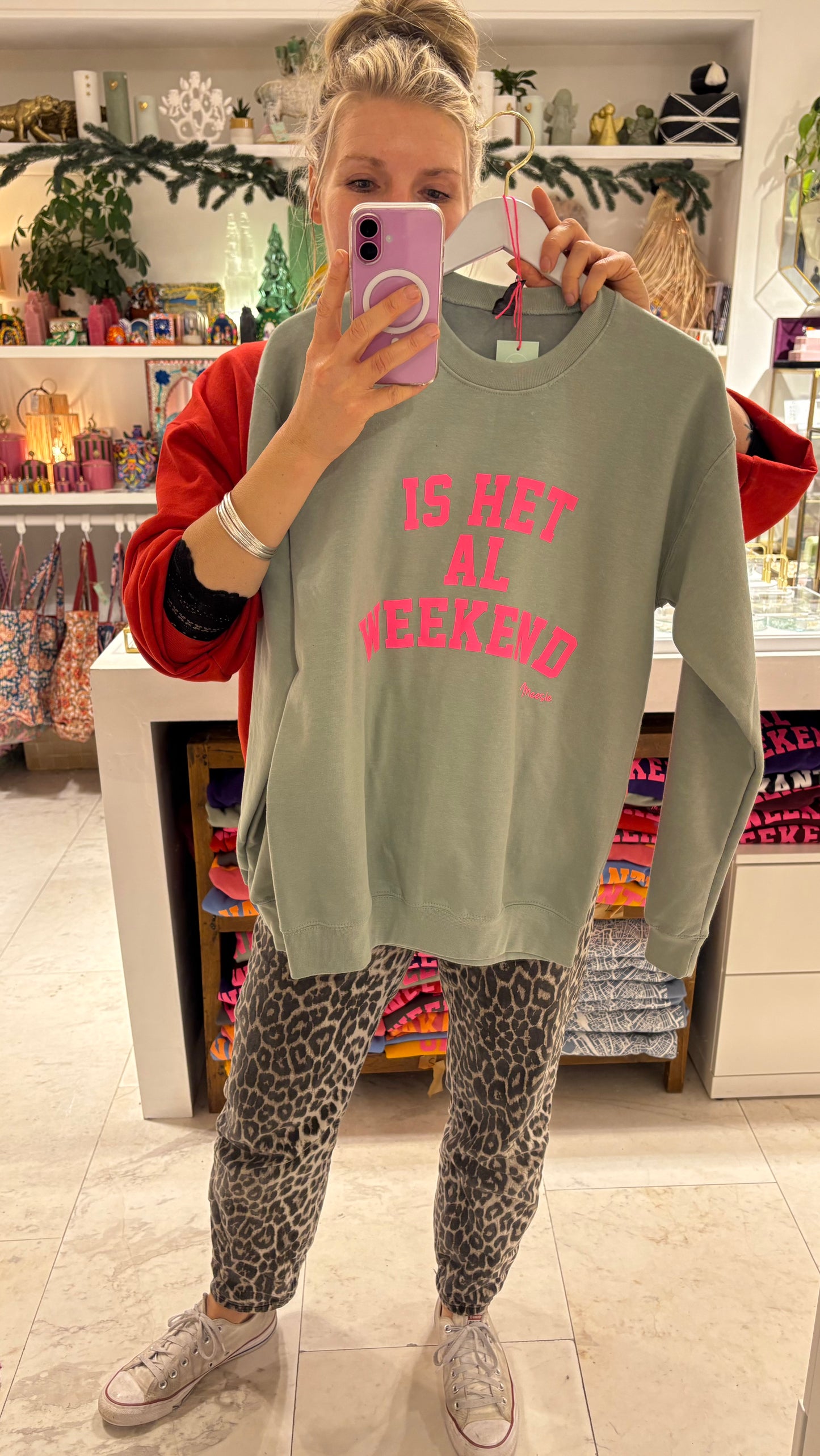 Trui: “Is het al weekend” Groen met neon Roze