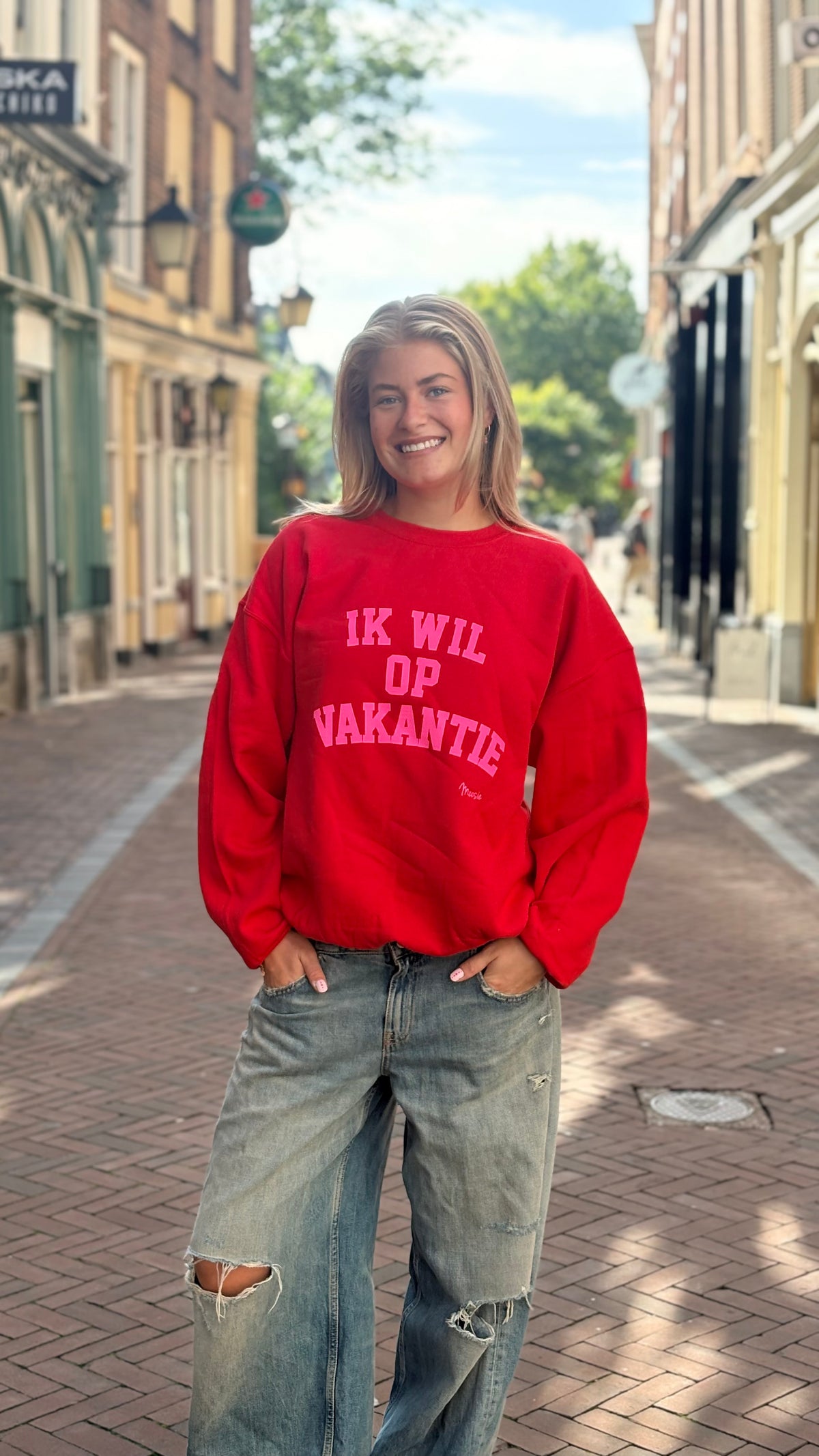 NIEUW Trui: “Ik wil op Vakantie” Rood met Neon Roze