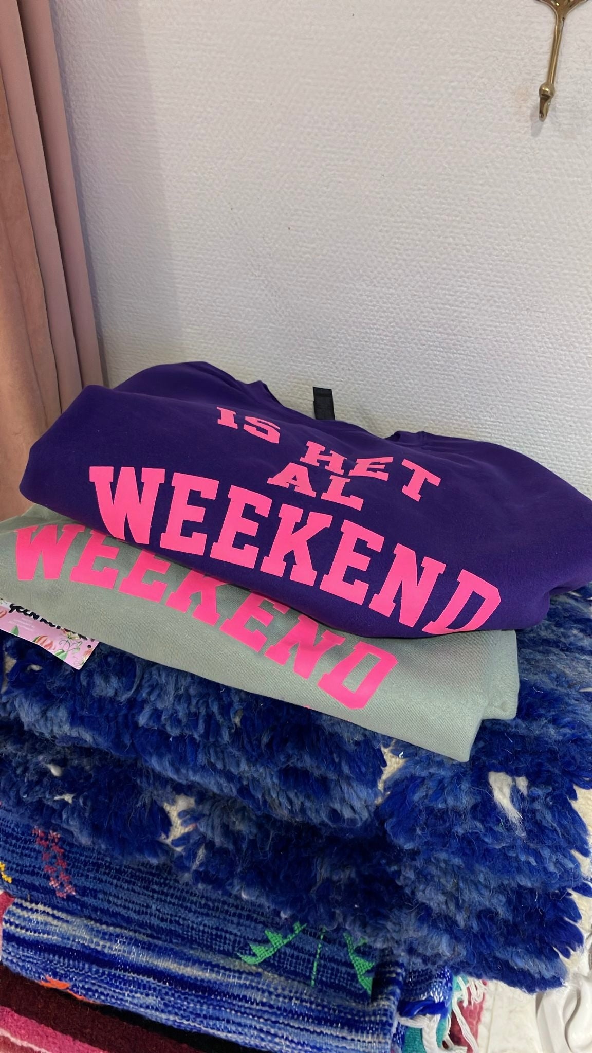 NIEUW Trui: “Is het al weekend” Groen met neon Roze