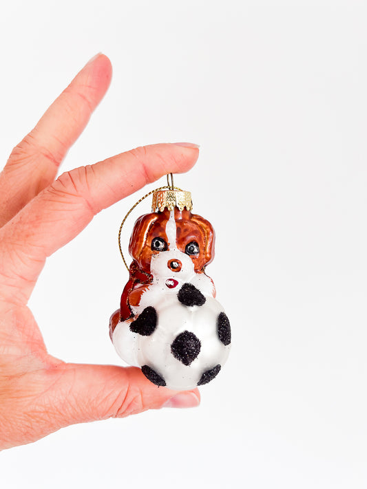 Kerstbal Voetballend Hondje